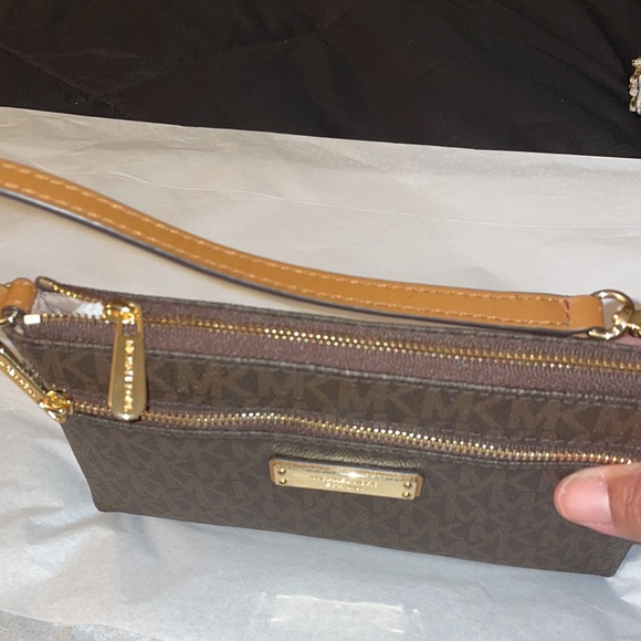 🔥Sale🔥New Michael Kors large jet set Monogrammed wristlet..NWOT..never used